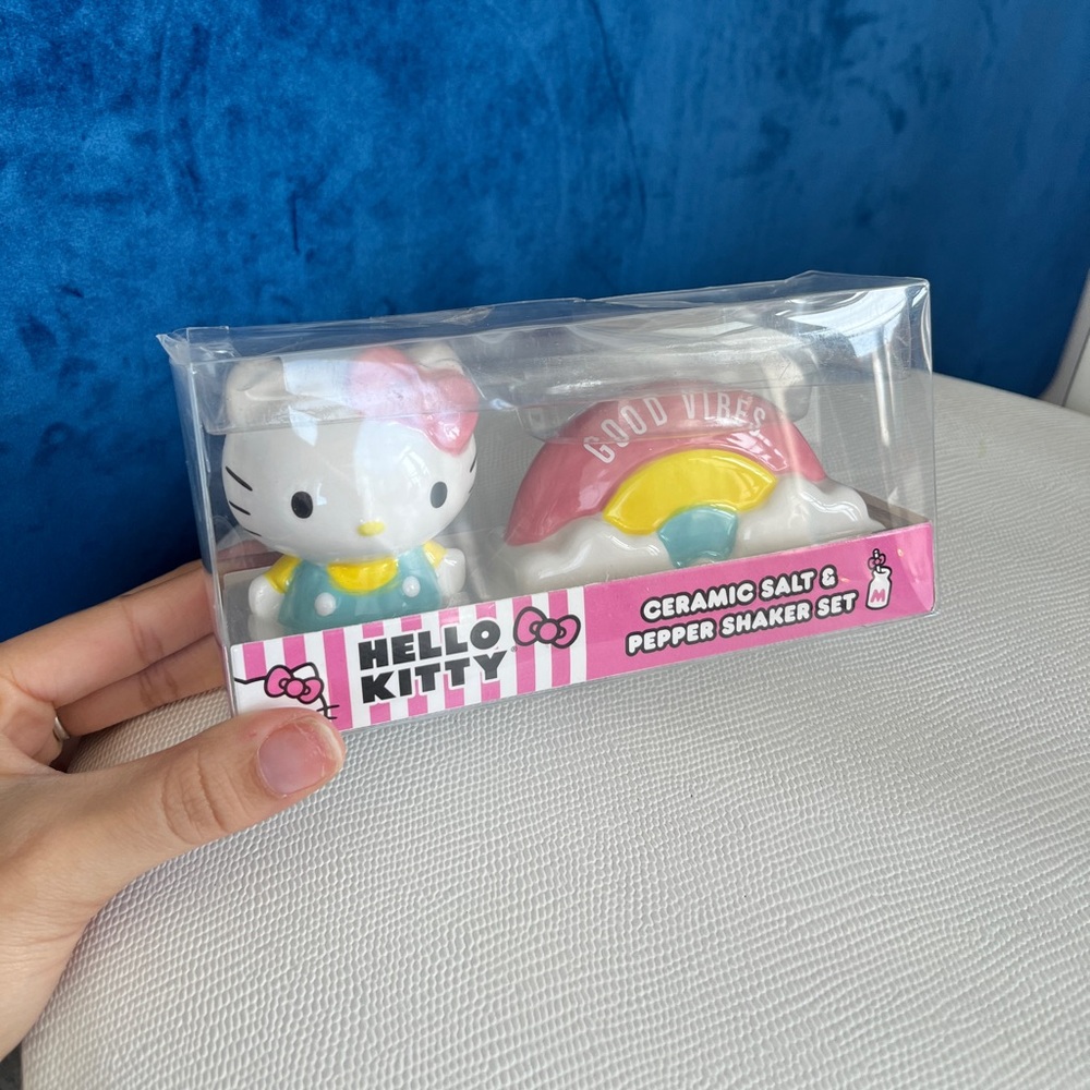 Hello kitty salt and pepper shaker set NEW